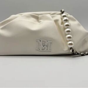 ! BADGLEY MISCHKA WHITE CLUTCH BAG WITH PEARLS
